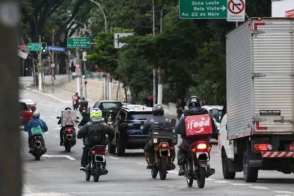 Motos passam pela Rua da Consolação, em São Paulo