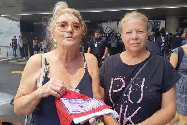 Eleitoras dão a Bolsonaro panos ungidos em igreja do pastor Valdemiro