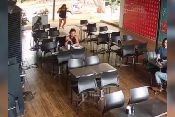 Mulher corre em meio à mesas de um restaurante na área externa de uma quadra na Asa Sul ao ser atacada por enxame de abelhas - Metrópoles
