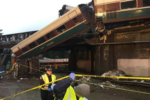 Trem que descarrilou nos EUA circulava a 128,7 km por hora