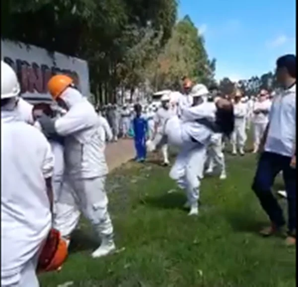 Imagem colorida de resgate de funcionários de frigorífico após vazamento de gás - Metrópoles