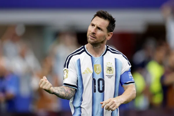 Foto colorida de Lionel Messi - Metrópoles