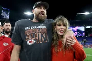 Travis Kelce #87, do Kansas City Chiefs, comemora com Taylor Swift após a vitória por 17 a 10 contra o Baltimore Ravens em 28 de janeiro de 2024