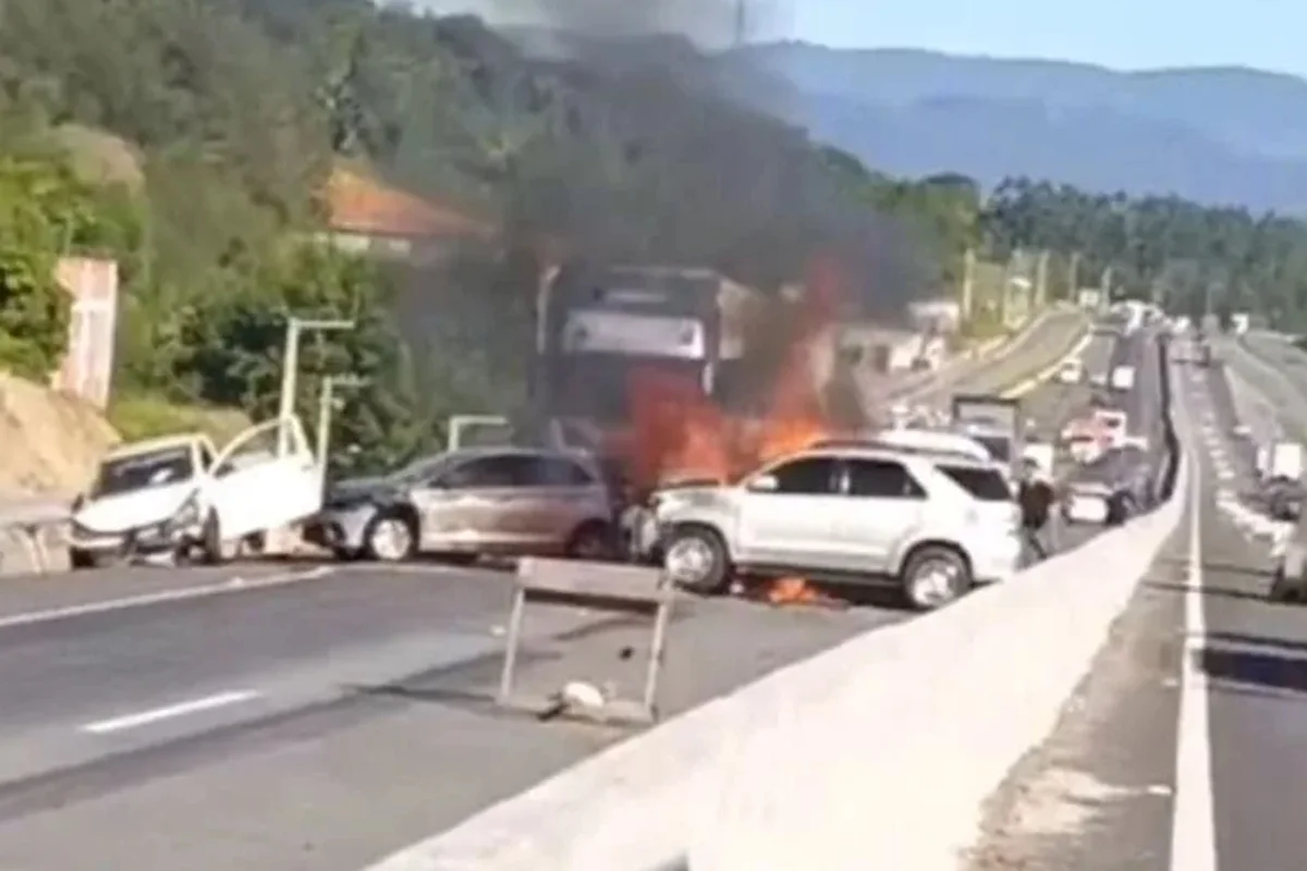 SC: acidente fatal tem veículos incendiados e bloqueio total da BR-470