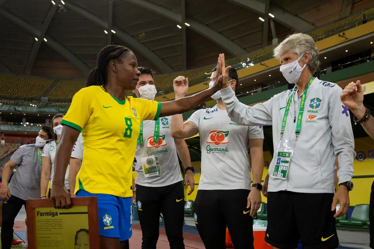 Formiga cumprimentando Pia Sundhage, treinadora da Seleção Feminina Formiga cumprimentando Pia Sundhage, treinadora da Seleção Feminina