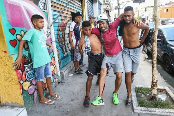 Celular salva fotógrafo de tiro em confronto na Cracolândia