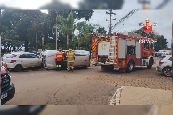Taguatinga: após acidente, carro tomba e interdita avenida