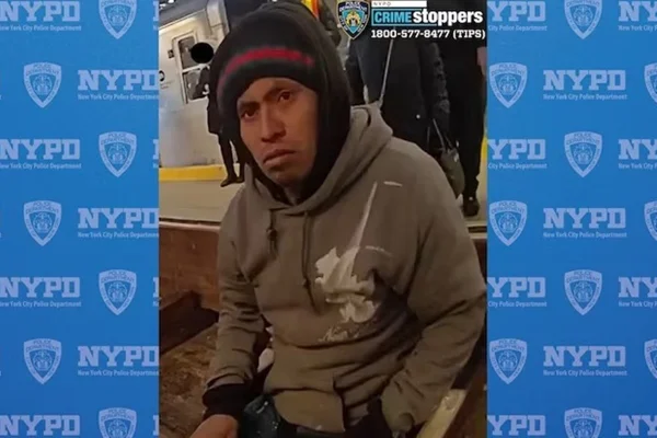 Imagem colorida de supseito de atear fogo e matar mulher no metrô de Nova York