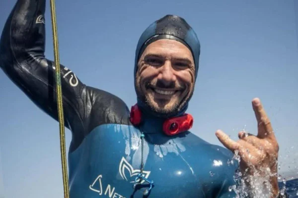 Foto colorida de um homem fazendo sinais radicais com a mão - Metrópoles