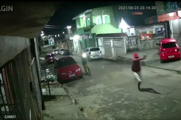Vídeo: homem corre de pistoleiros e outro é morto em Manaus