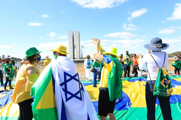Manifestantes se reúnem na Esplanada em ato de apoio a Bolsonaro