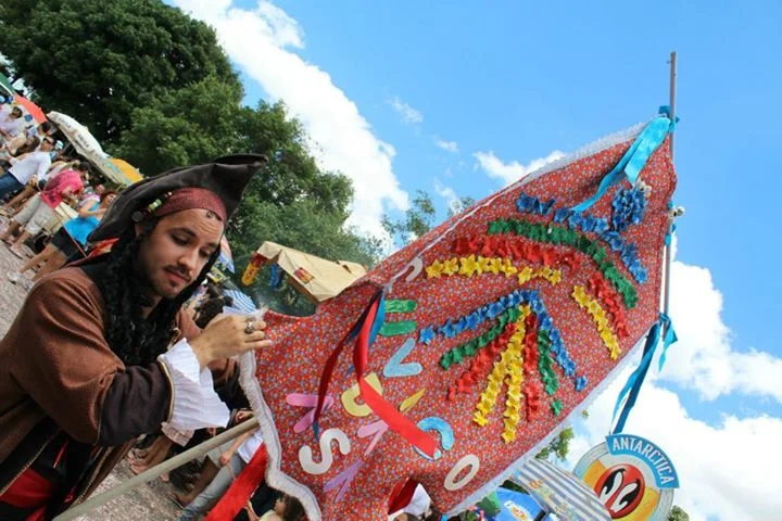<a href="https://www.facebook.com/events/517210461969680/">Prévia do Suvaco da Asa</a>: No dia 6 de janeiro, o bloco de carnaval faz festa no Espaço Cultural Canteiro Central (Setor Bancário Sul). As atrações incluem a Orquestra Popular Marafreboi, a Escola de Samba da Aruc, Maracatu Vivendo e Batucando, DJ Igor Fearn, <span class="text_exposed_show">La Ursa e DJ Téo Monteiro. Os </span><a href="https://www.sympla.com.br/abre-alas---previa-do-suvaco-da-asa__227805">ingressos</a> já estão à venda por R$20. A prévia começa às 20h. Classificação indicativa 16 anos <a href="https://www.facebook.com/events/517210461969680/">Prévia do Suvaco da Asa</a>: No dia 6 de janeiro, o bloco de carnaval faz festa no Espaço Cultural Canteiro Central (Setor Bancário Sul). As atrações incluem a Orquestra Popular Marafreboi, a Escola de Samba da Aruc, Maracatu Vivendo e Batucando, DJ Igor Fearn, <span class="text_exposed_show">La Ursa e DJ Téo Monteiro. Os </span><a href="https://www.sympla.com.br/abre-alas---previa-do-suvaco-da-asa__227805">ingressos</a> já estão à venda por R$20. A prévia começa às 20h. Classificação indicativa 16 anos