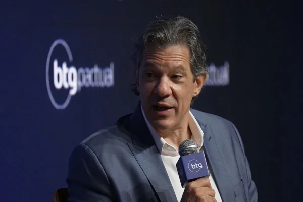 empresário Imagem de Fernando Haddad, ministro do Fazenda, ao microfone - Metrópoles