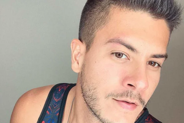 O PowerPoint da atribulada vida sexual de Arthur Aguiar