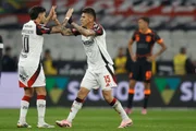 Arrascaeta e Carrascal comemorando gol do Flamengo sobre o Corinthians