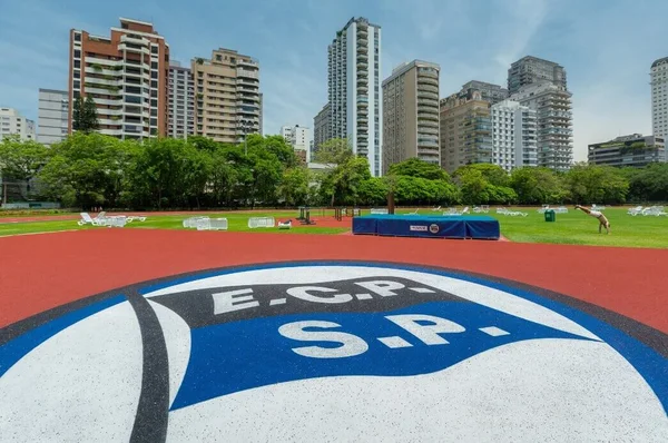 Vista das dependências do Esporte Clube Pinheiros com logo no chão