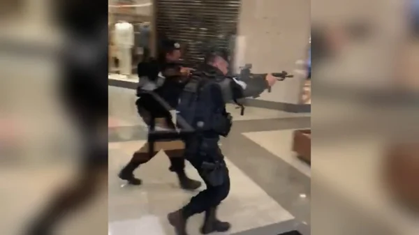 Policiais armados em shopping