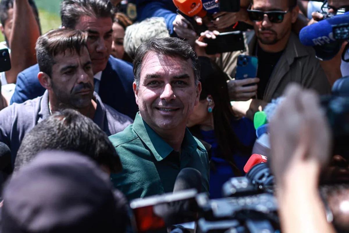 Bolsonaro cumpre pena em regime domiciliar após ser condenado a 27 anos e 3 meses por liderar a trama golpista Bolsonaro cumpre pena em regime domiciliar após ser condenado a 27 anos e 3 meses por liderar a trama golpista