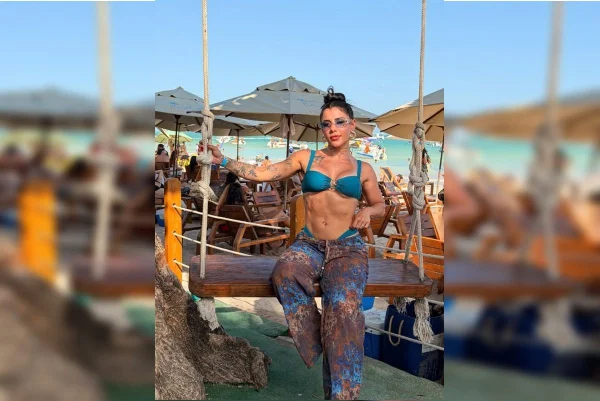 mulher sentada em balanço na praia