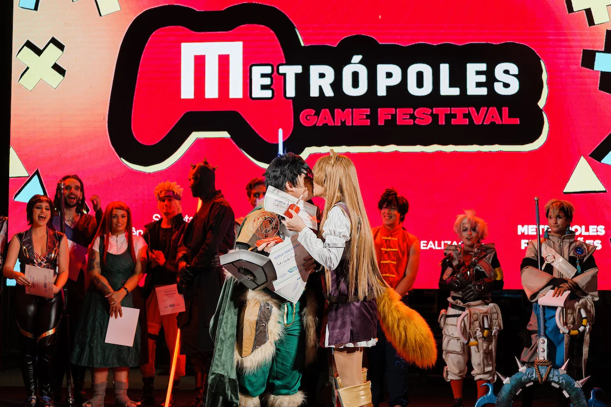 Casal celebraram vitória com um beijo no palco Casal celebraram vitória com um beijo no palco