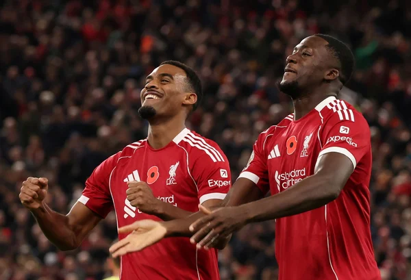 Jogadores comemorando gol do Liverpool na Premier League