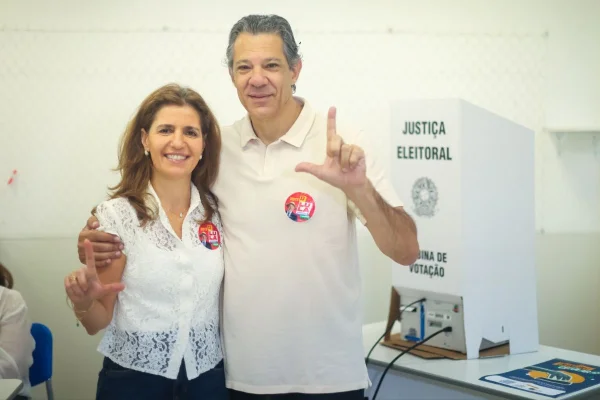 Imagem colorida mostra Fernando Haddad votando em SP. Metrópoles