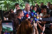 Arruda disse que, neste momento, não apoiará outro candidato Arruda disse que, neste momento, não apoiará outro candidato