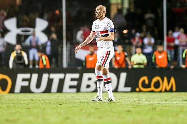 Com expulsão de Maicon, São Paulo leva 2 a 0 e fica longe de final