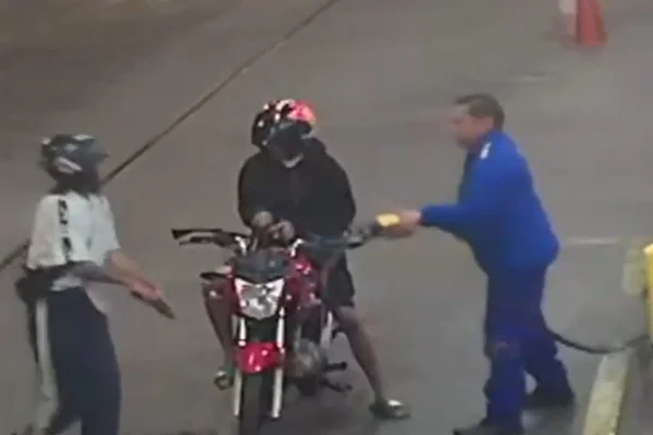 Dupla que caiu de moto durante assalto em posto de gasolina é presa