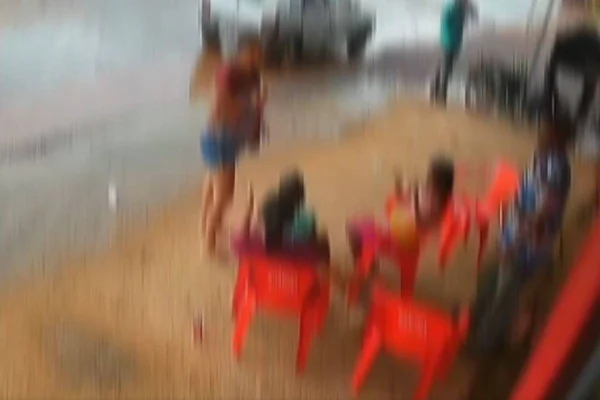 Imagem colorida de homem esfaqueando mulher