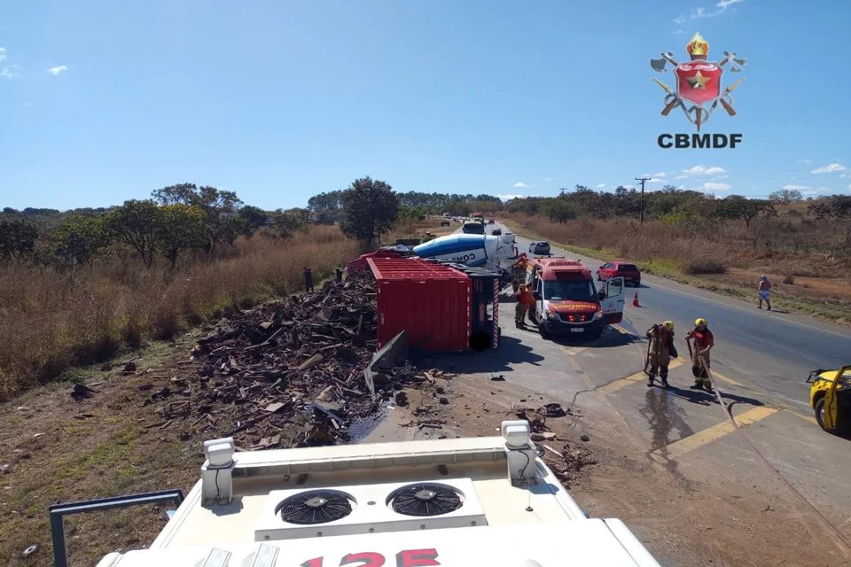 Motorista de um dos caminhões teve fraturas nos dois membros inferiores, laceração na perna direita e suspeita de traumatismo craniano Motorista de um dos caminhões teve fraturas nos dois membros inferiores, laceração na perna direita e suspeita de traumatismo craniano