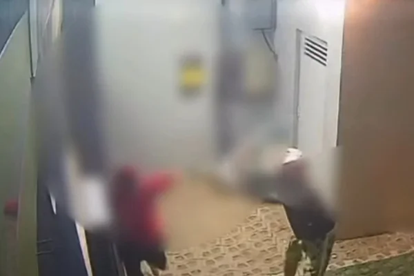 Adolescente é agredido com madeira após bola bater em portão de casa - Metrópoles