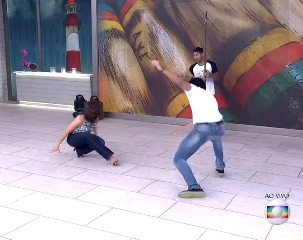 Fátima Bernardes apronta mais uma e leva tombo jogando capoeira na TV