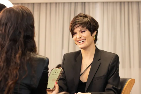 Isabeli Fontana revela segredos de beleza e bem-estar à coluna