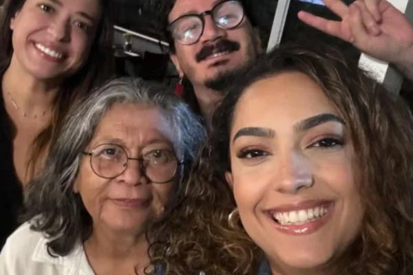 Foto colorida de três mulheres e um homem - Metrópoles