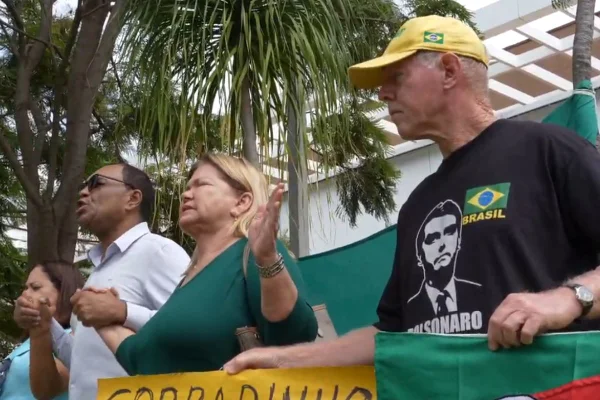 Foto colorida de bolsonaristas rezando - Metrópoles