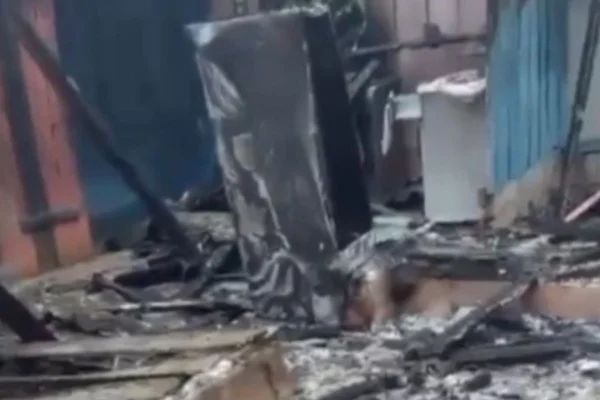 Foto colorida de como ficou imóvel após incêndio criminoso destrui-lo em Iporanga, no Vale do Ribeira, interior de São Paulo.