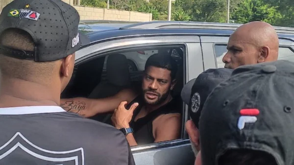 Torcedores do Atlético-MG abordam Hulk e cobram respeito de Felipão