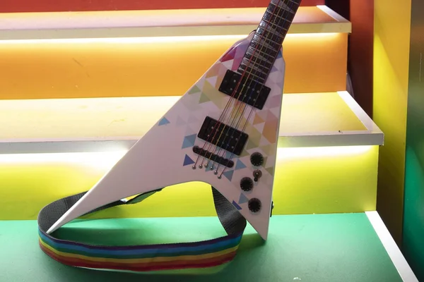 Andreas Kisser usará guitarra com as cores do arco-íris no Rock in Rio