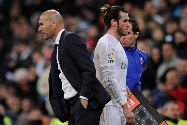 Zidane de costas para Bale