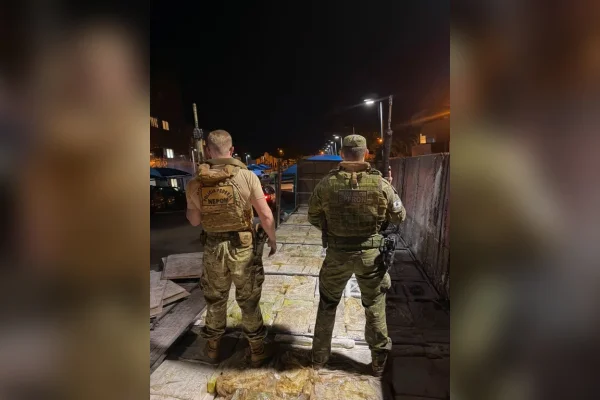 PF encontra 4,4 toneladas de maconha em caminhão com fundo falso no PR - destaque galeria PF encontra 4,4 toneladas de maconha em caminhão com fundo falso no PR - destaque galeria