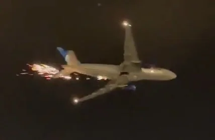 Avião com destino a SP solta faíscas após decolagem em NY. Veja vídeo
