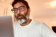 Marcelo Faria posa nas redes sociais trabalhando em um computador