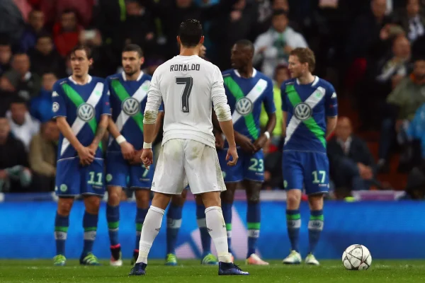 Foto colorida de Cristiano Ronaldo, gol de falta - Metrópoles