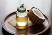 O óleo de coco é importante para a hidratação capilar 
