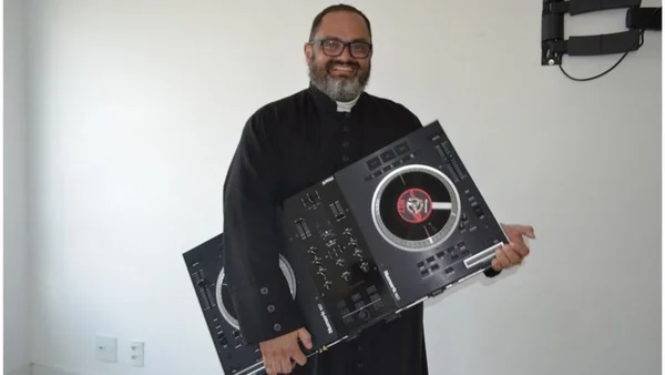 Quem é o padre DJ que viralizou nas redes sociais? Assista à performance