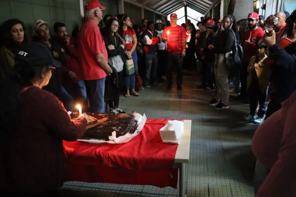 Centenas de militantes do MST ocupam sede do Incra no centro de SP