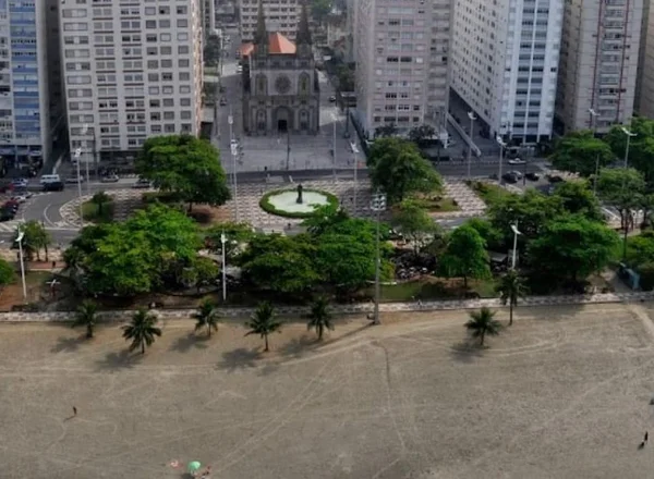 Imagem aérea mostra orla de praia, com faixa de areia e fila de prédios - Metrópoles