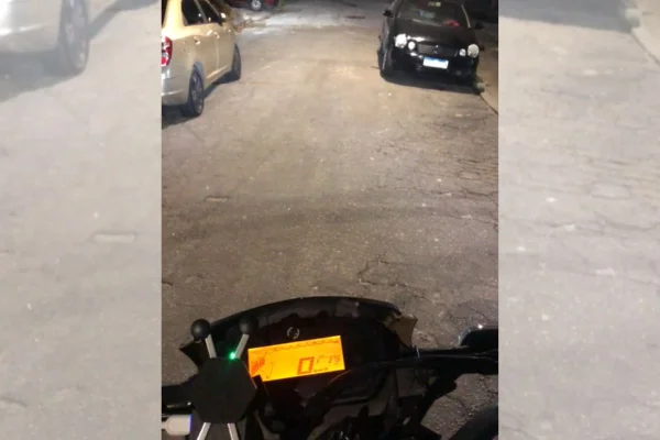 Foto colorida de uma moto - Metrópoles