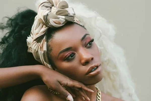 Conheça a criadora da primeira escola de maquiagem para negras